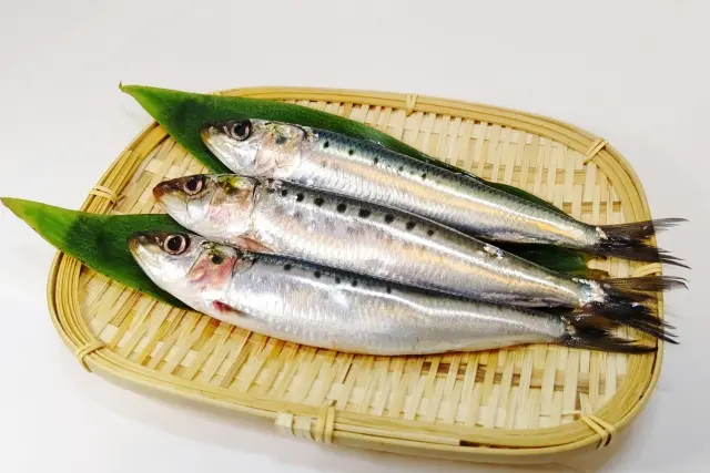 魚を食べる